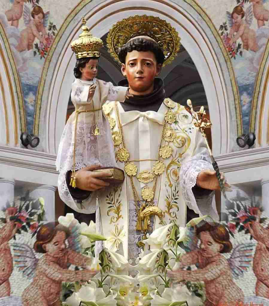 La statua di Sant’Antonio da Padova ornata di una riproduzione del Collare del Toson d’Oro.