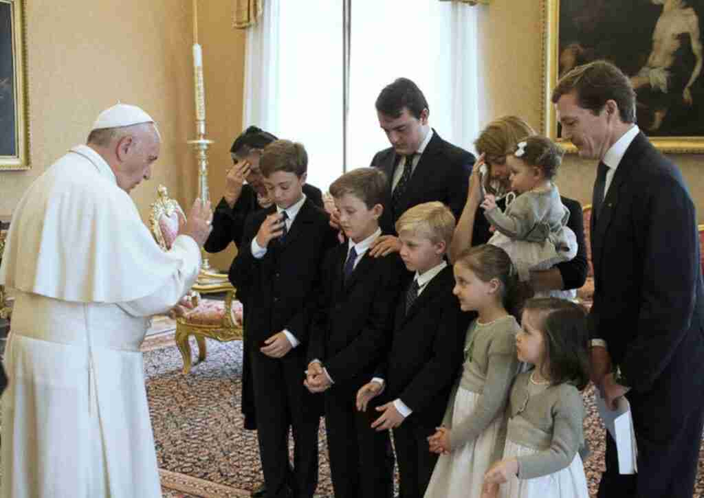 Vaticano, Palazzo Apostolico, 9 giugno 2016. Udienza privata concessa da Sua Santità Papa Francesco alla Real Casa delle Due Sicilie: S.A.R. il Principe Don Pedro di Borbone Due Sicilie e Orléans, Duca di Calabria, Conte di Caserta, Capo della Real Casa delle Due Sicilie, Gran Maestro dell’Ordine Costantiniano; S.A.R. Donna Sofía Landaluce e Melgarejo, Principessa di Borbone delle Due Sicilie, Duchessa di Calabria; S.A.R. il Principe Don Jaime di Borbone delle Due Sicilia e Landaluce, Duca di Noto, Gran Prefetto dell’Ordine Costantiniano; S.A.R. il Principe Don Juan, S.A.R. il Principe Don Pablo, S.A.R. il Principe Don Pedro, S.A.R. la Principessa Donna Sofía, S.A.R. la Principessa Donna Blanca, S.A.R. la Principessa Donna María; S.A.R. la Principessa Anna d’Orleans, Duchessa di Calabria madre.