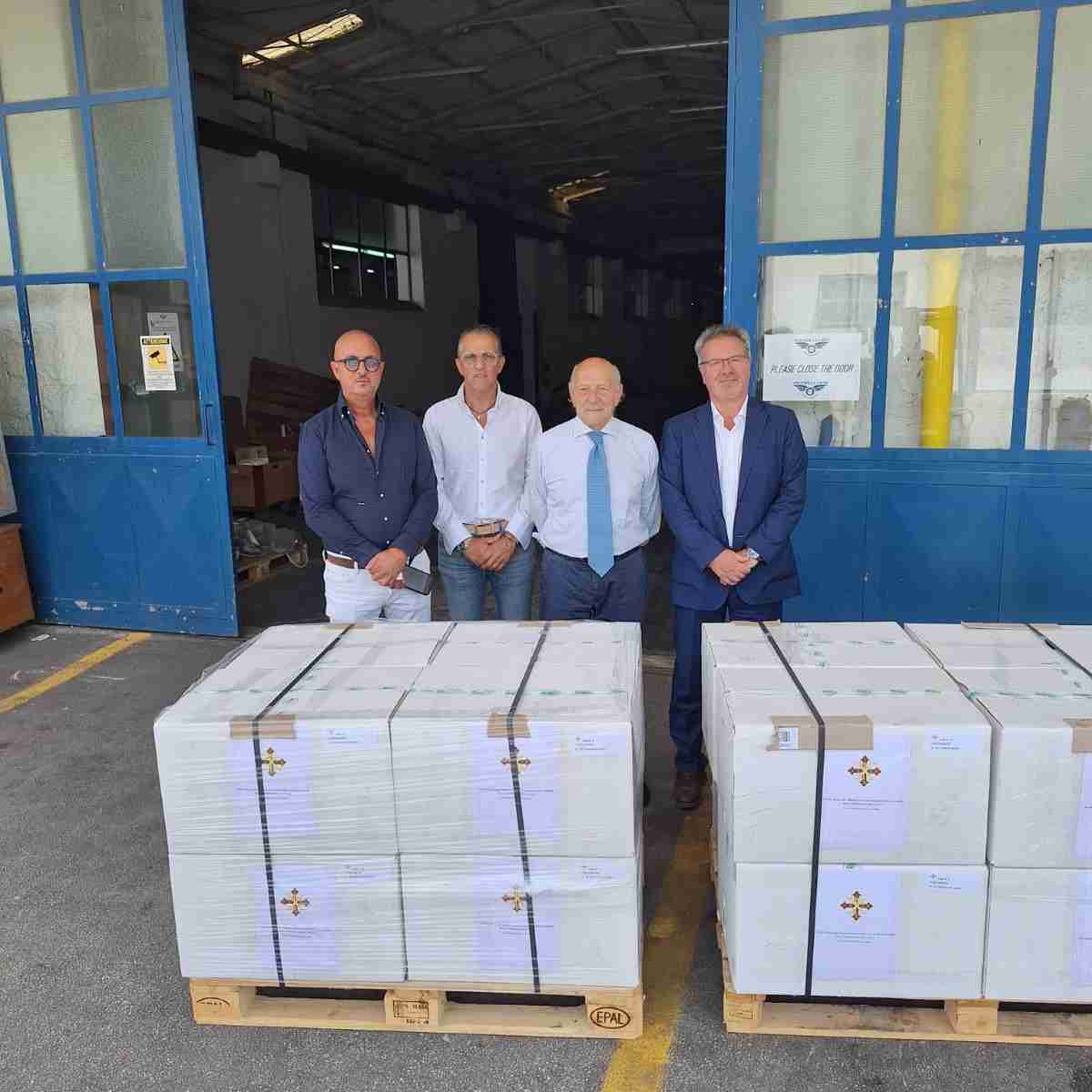 Foto di gruppo con i bancali