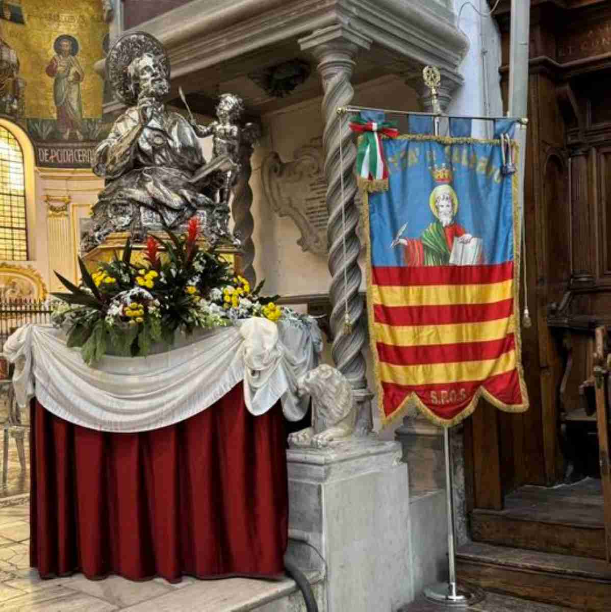 Busto di San Matteo e il gonfalone di Salerno