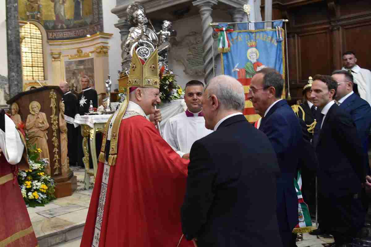 L'arcivescovo saluta le autorità