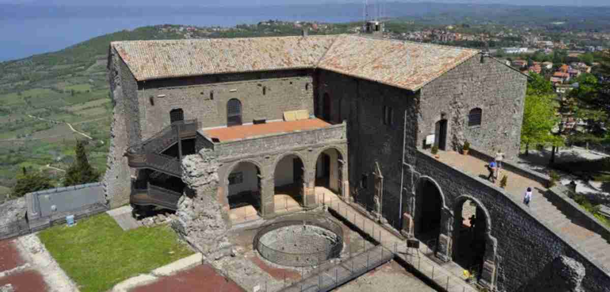 Monastero esterno panoramica