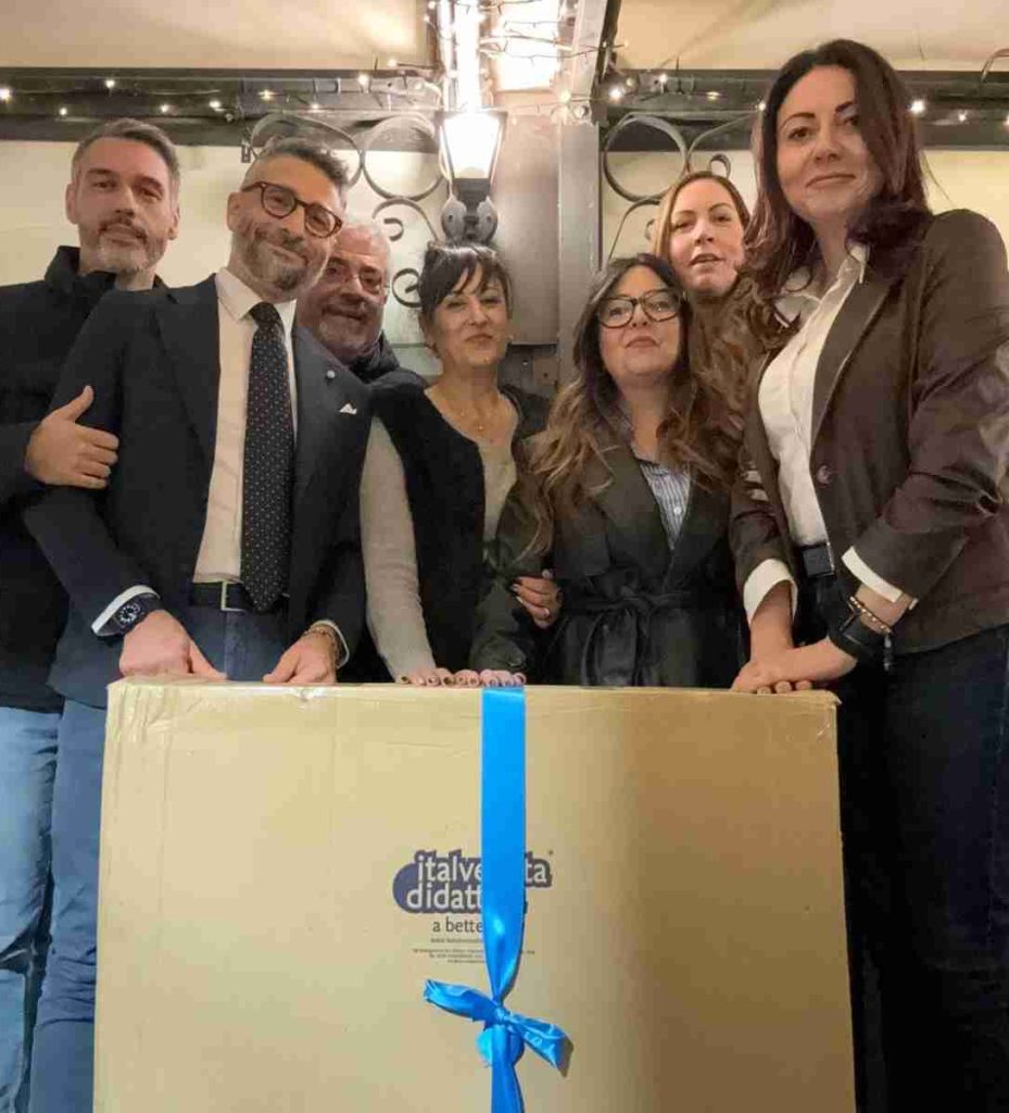 Foto di gruppo con il dono