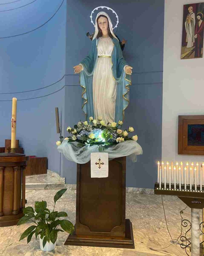 Statua della Madonna sulla base donata