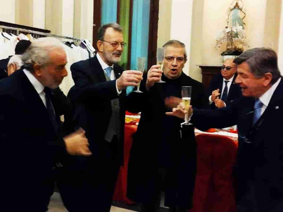 Scambio auguri e brindisi