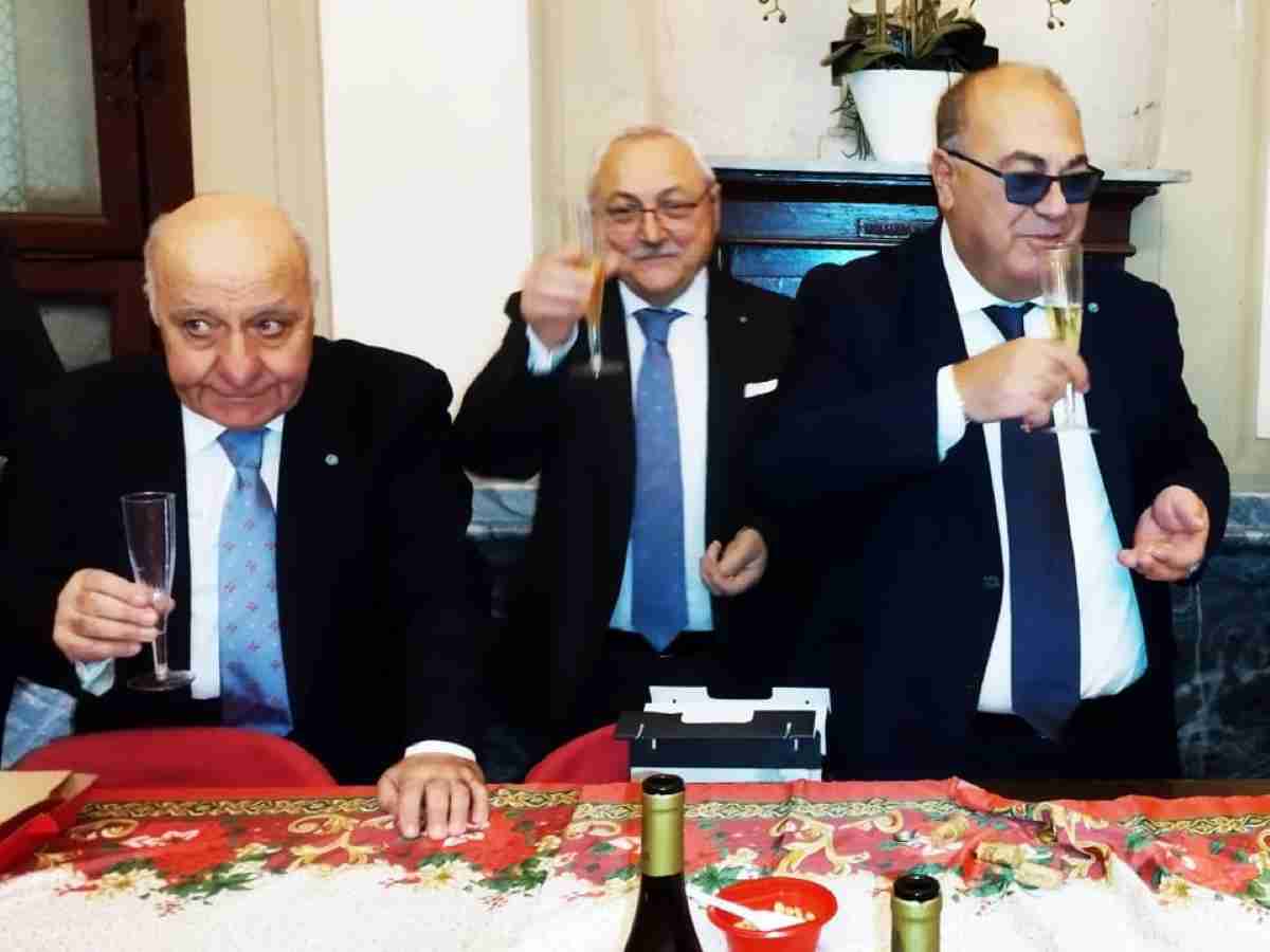 Scambio auguri e brindisi