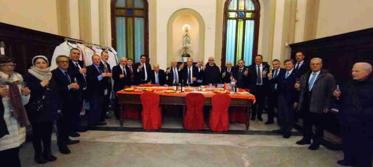 Scambio auguri e brindisi