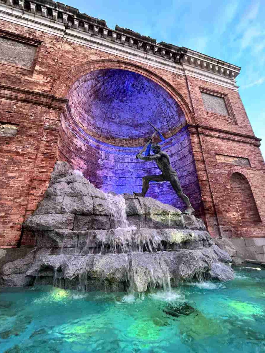 Monumento illuminato di blu