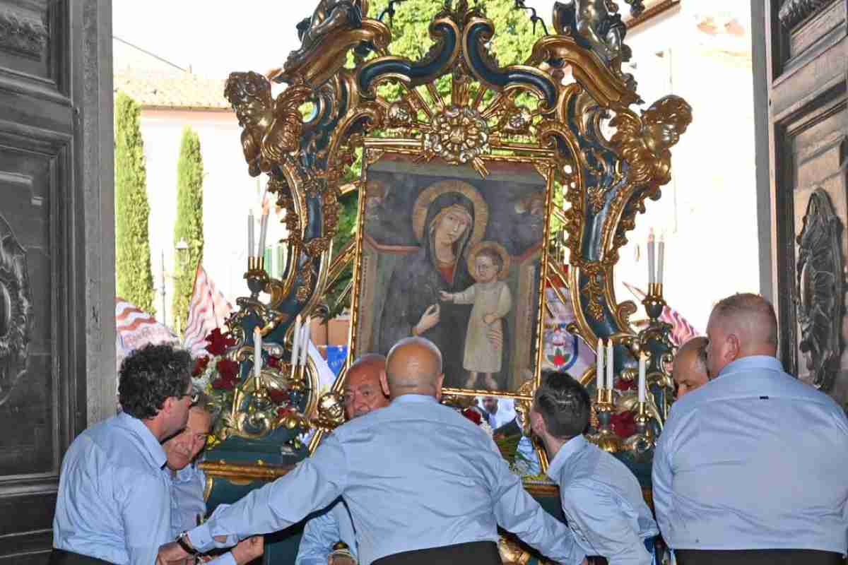 Baldacchino con la Madonna entra in chiesa