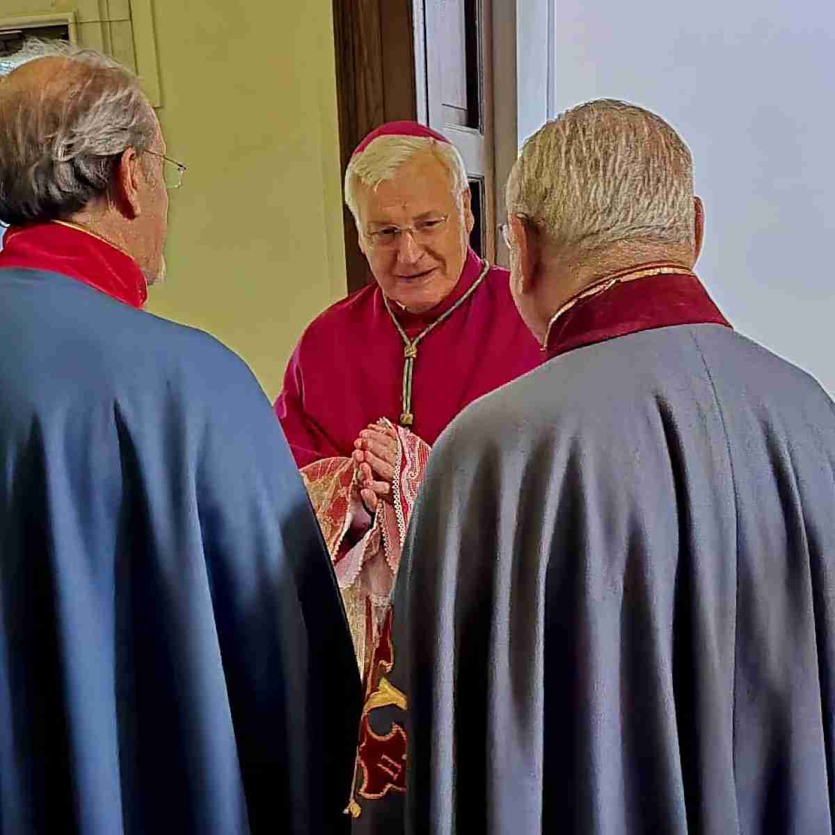 Vescovo con i due Consiglieri