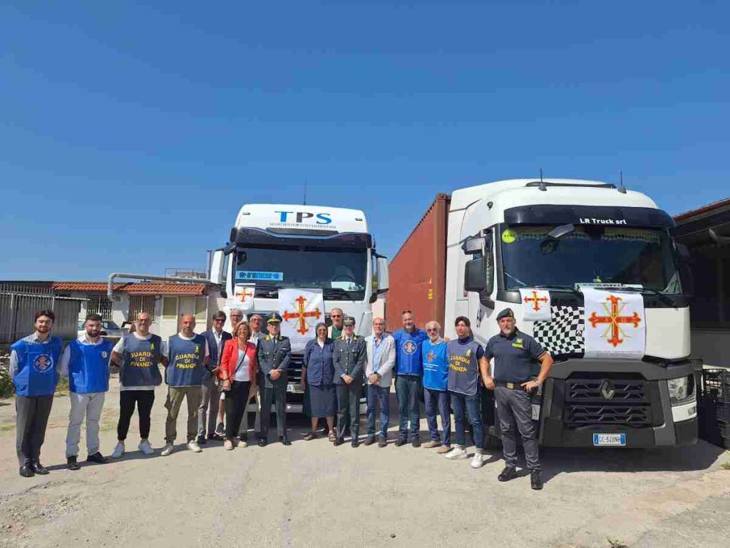 Foto di gruppo con i due container