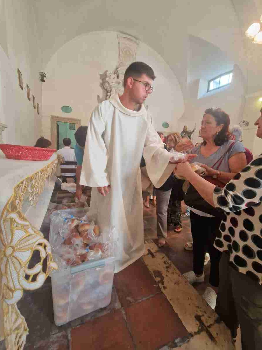 Distribuzione delle "pagnottelle di San Rocco"