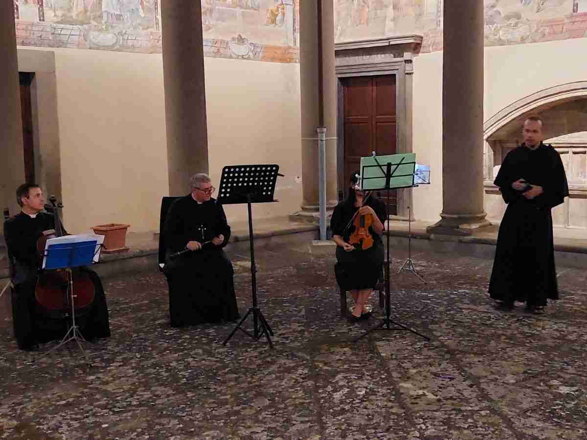 Incontro nel chiostro