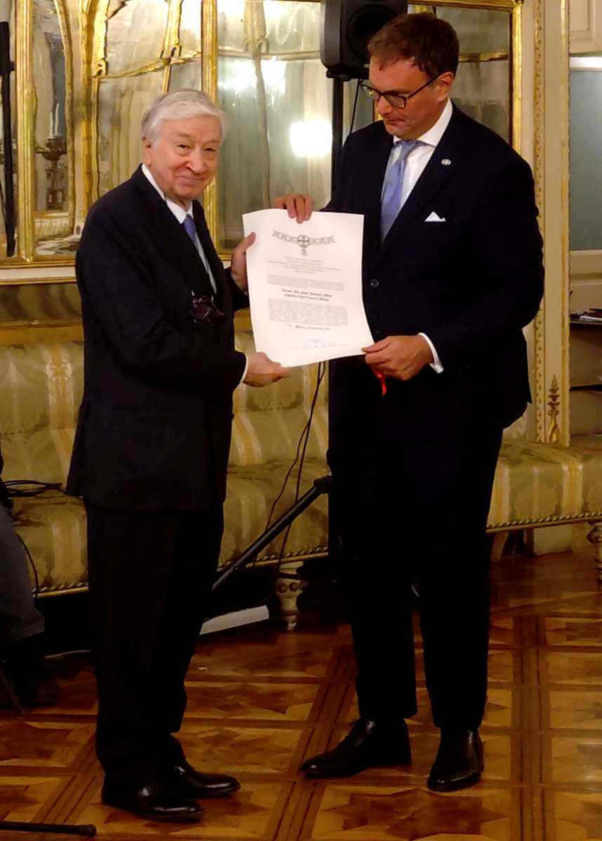 Presidente consegna diploma Cavaliere