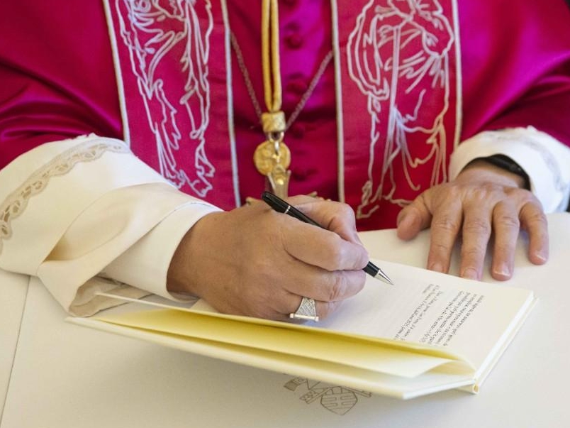 Papa Leone XIV firma Dilexi te