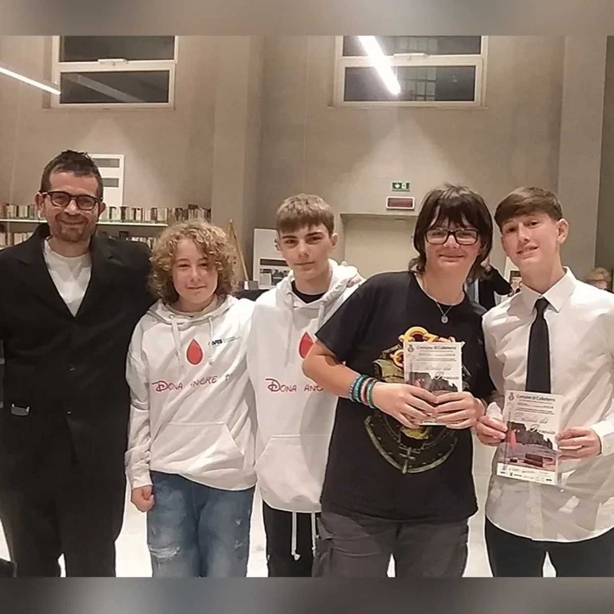 Ragazzi che hanno letto poesie con insegnante