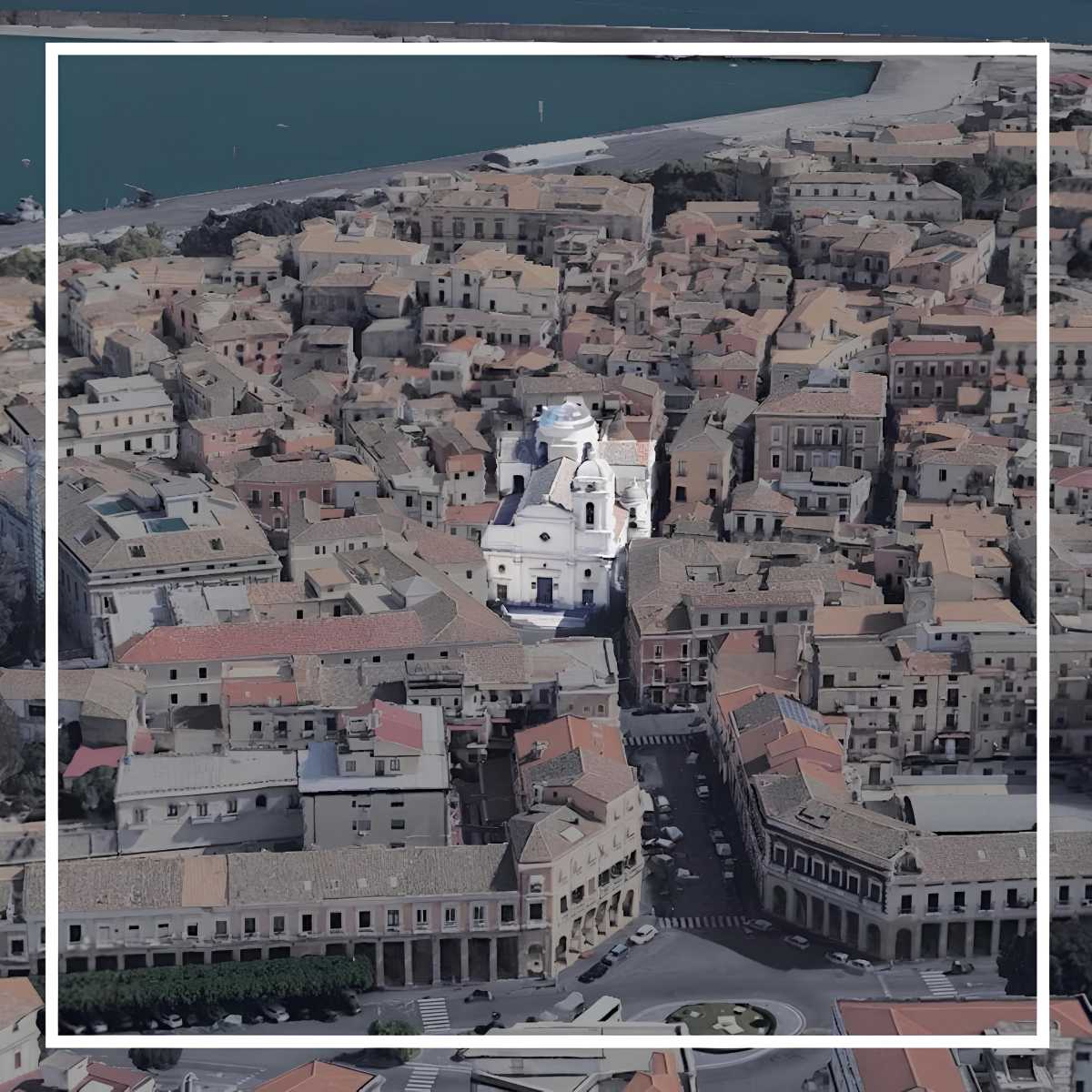 Veduta aerea di Crotone con il Duomo