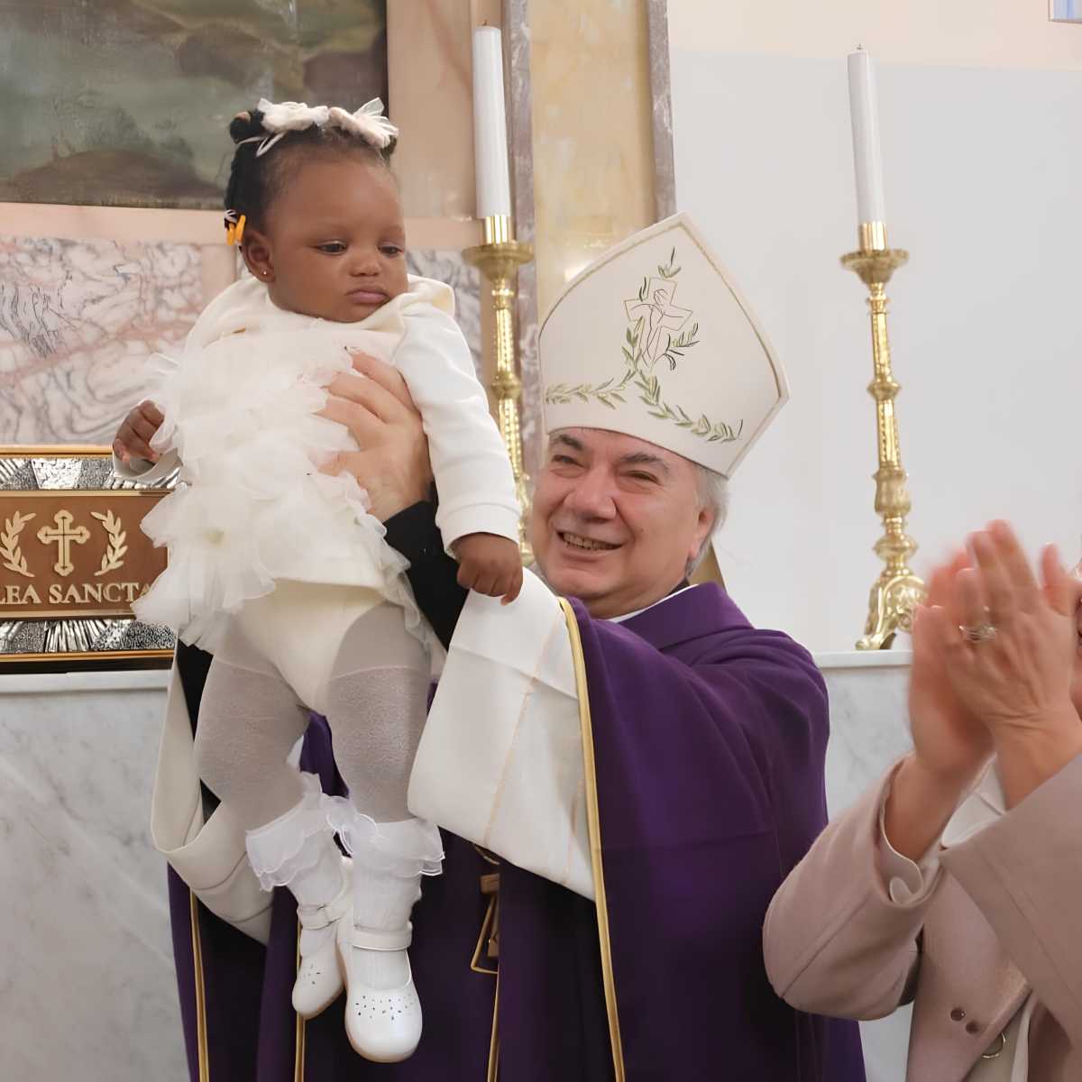 Cardinal Battaglia con la bambina