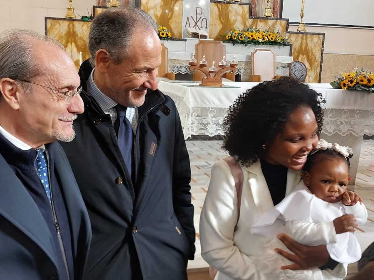 Il Segretario Generale, il Delegato, la mamma e la bambina
