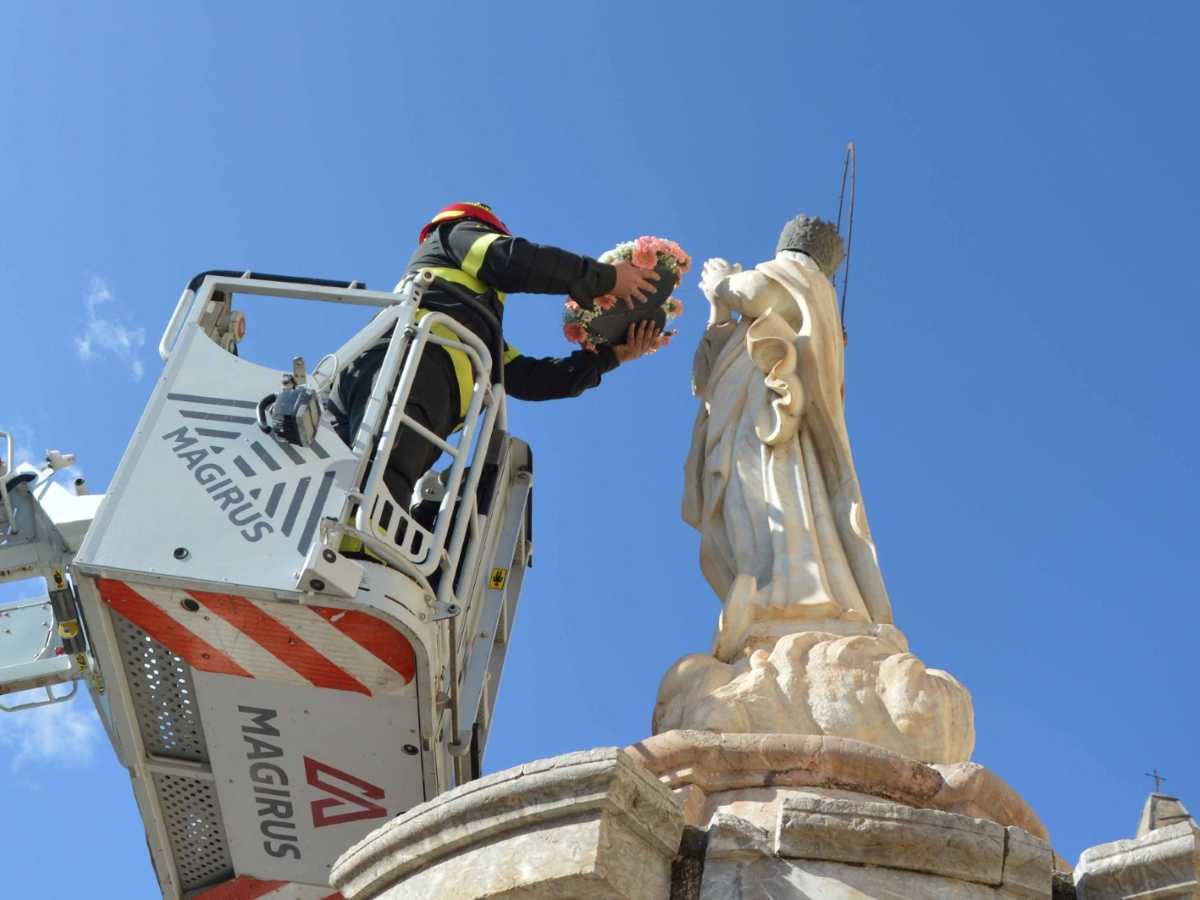 Omaggio dei vigili del fuoco