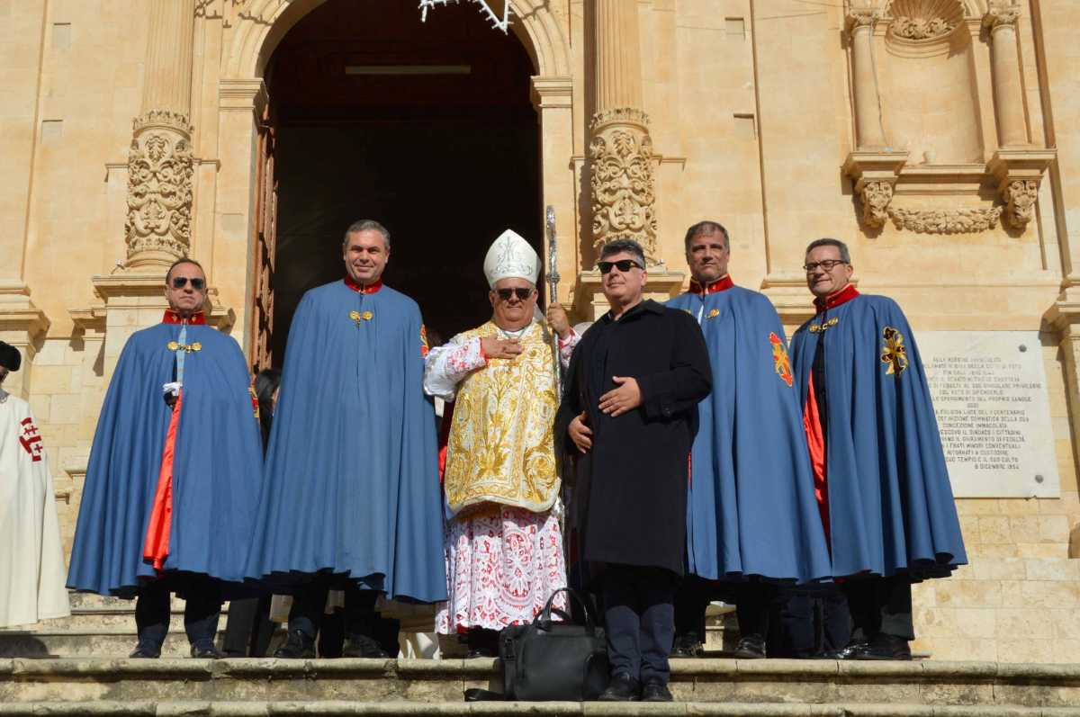 Foto di gruppo col vescovo