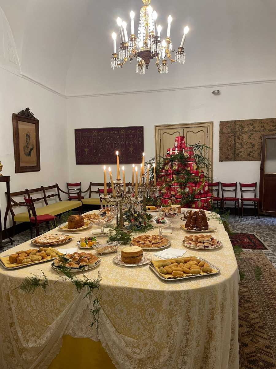 Albero di panettoni e tavola per il rinfresco