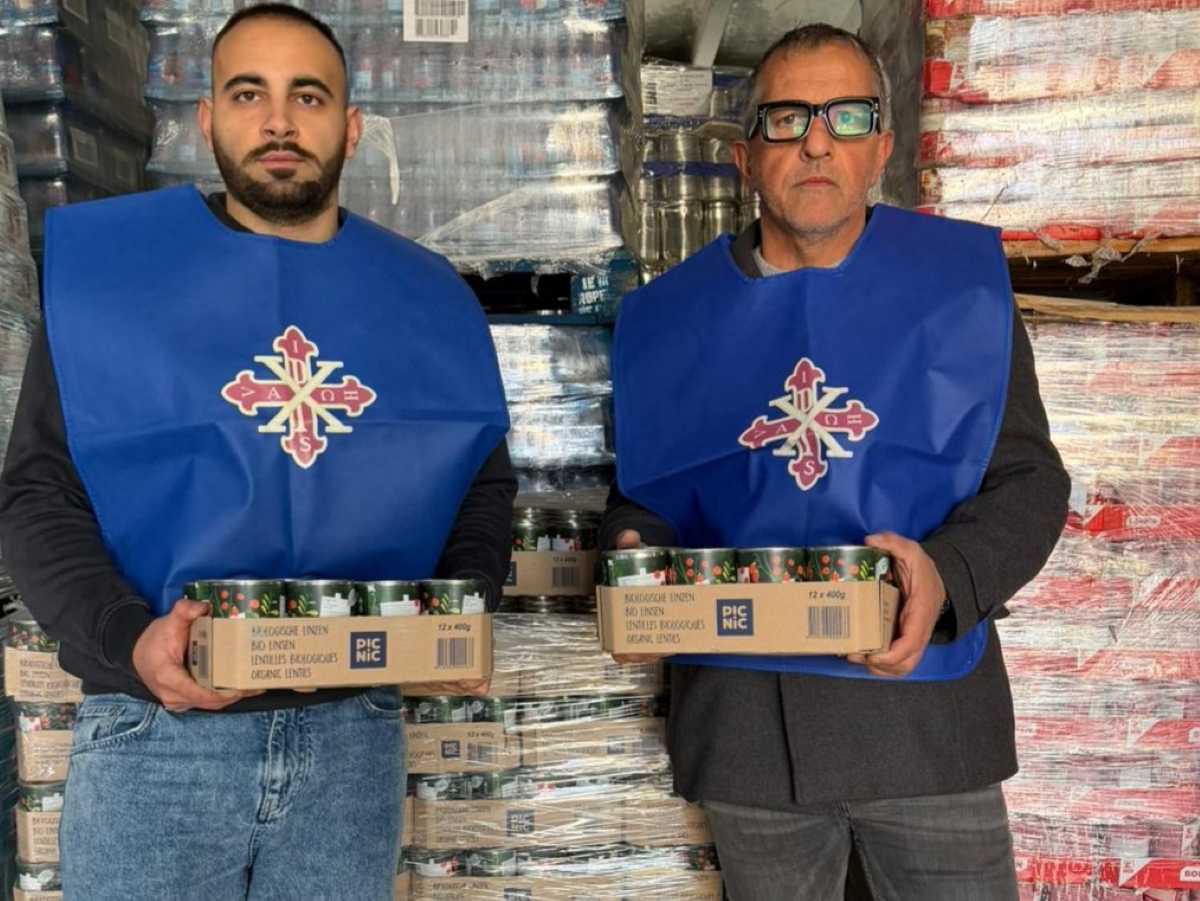 Foto di gruppo con la donazione