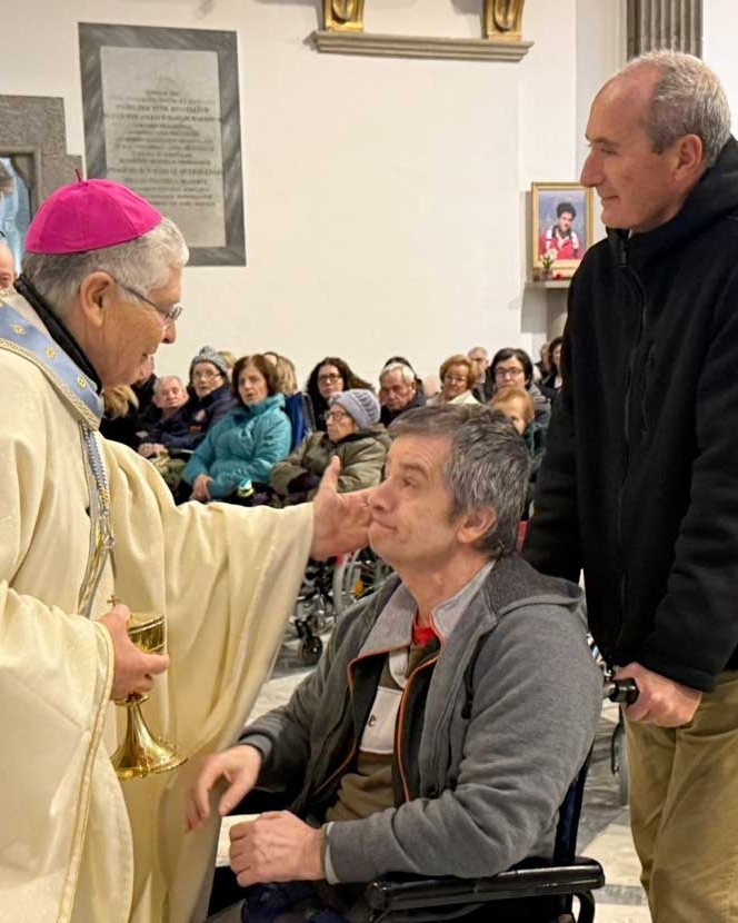 Vescovo saluta i malati