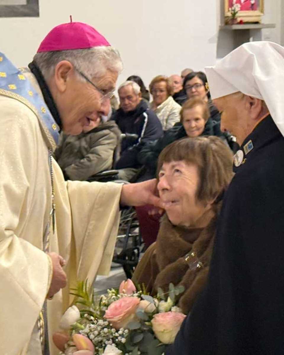 Vescovo saluta i malati