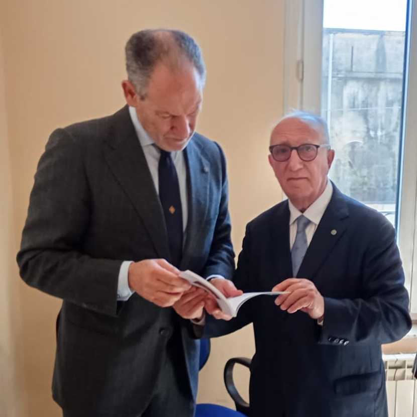 Consegna libro al Delegato