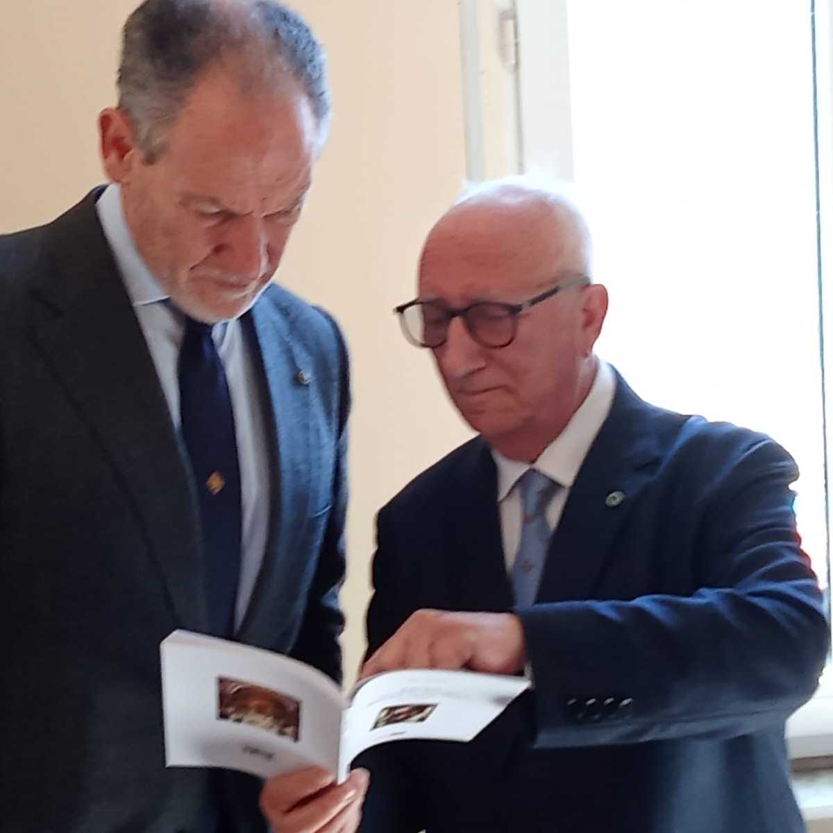 Consegna libro al Delegato