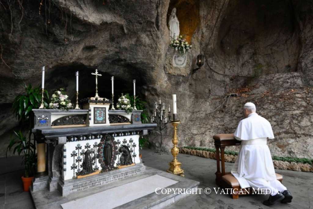 Papa Leone XIV alla Grotta di Lourdes in Vaticano