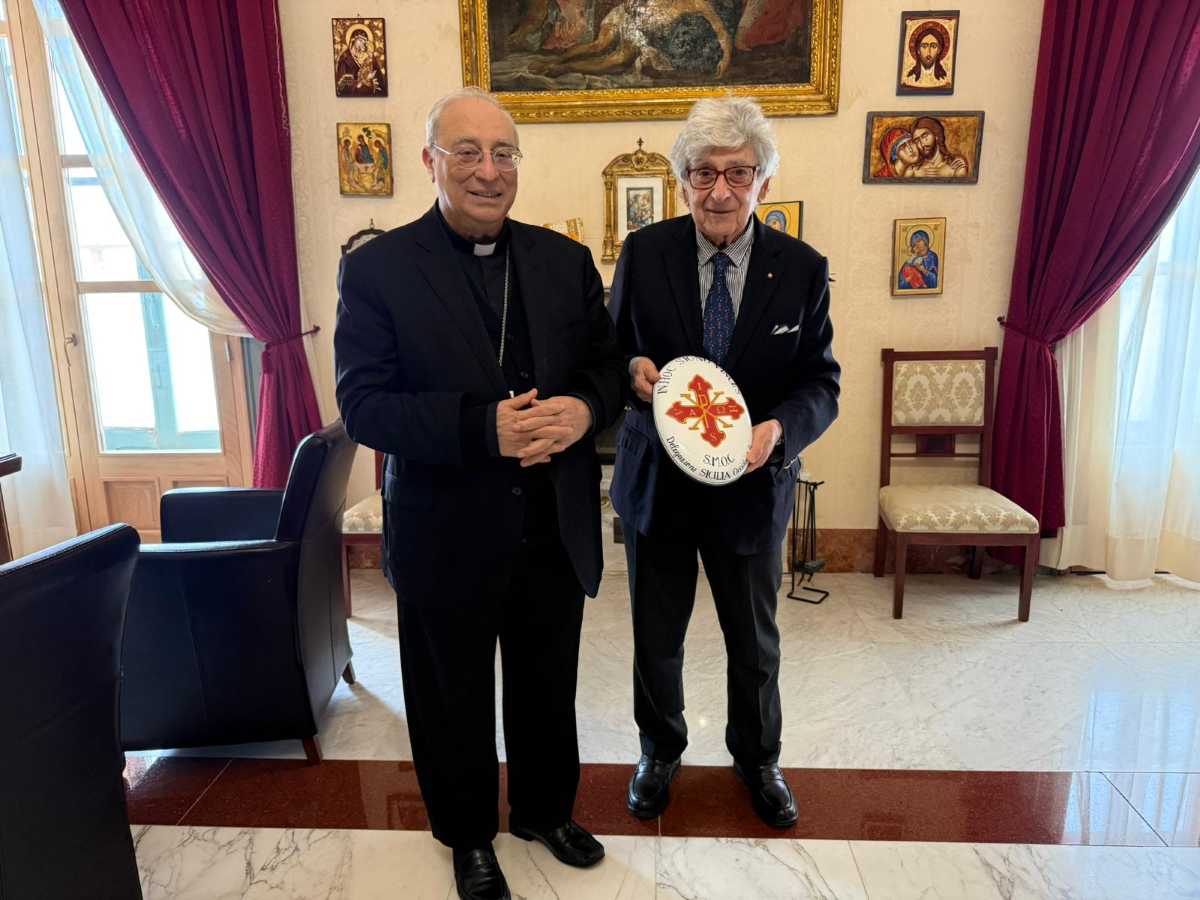 Vescovo e Delegato con il dono