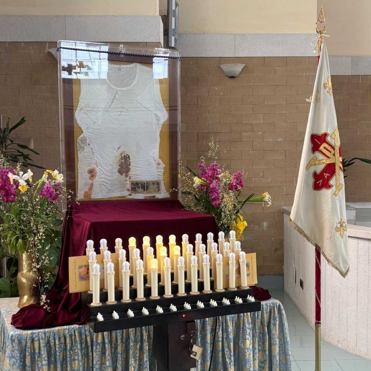 Reliquia San Giovanni Paolo II e bandiera Delegazione