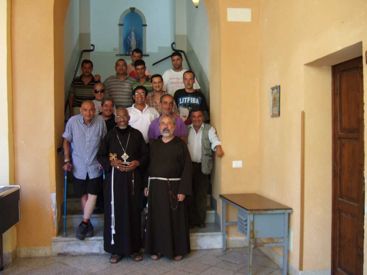 Vescovo, frate e ospiti della Casa