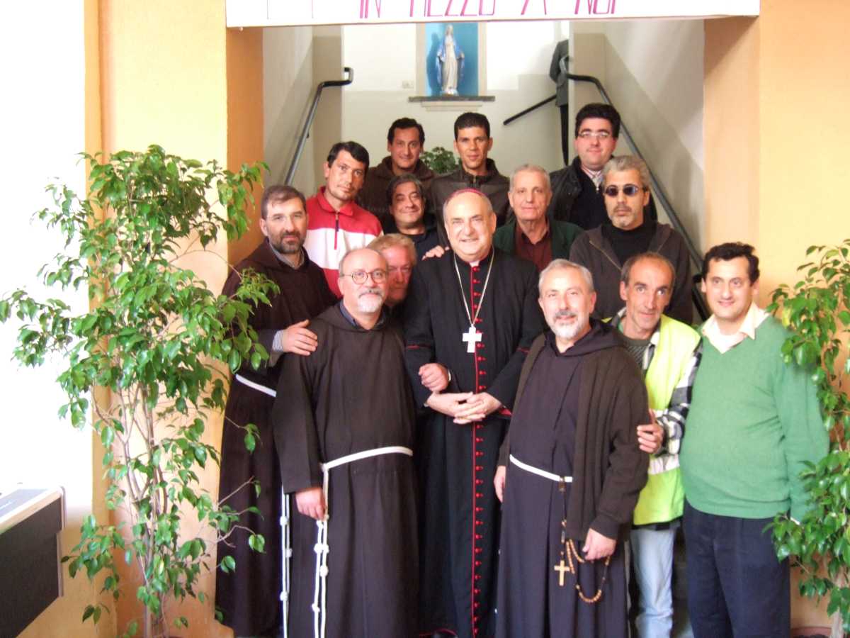 Vescovo, frati e ospiti della Casa