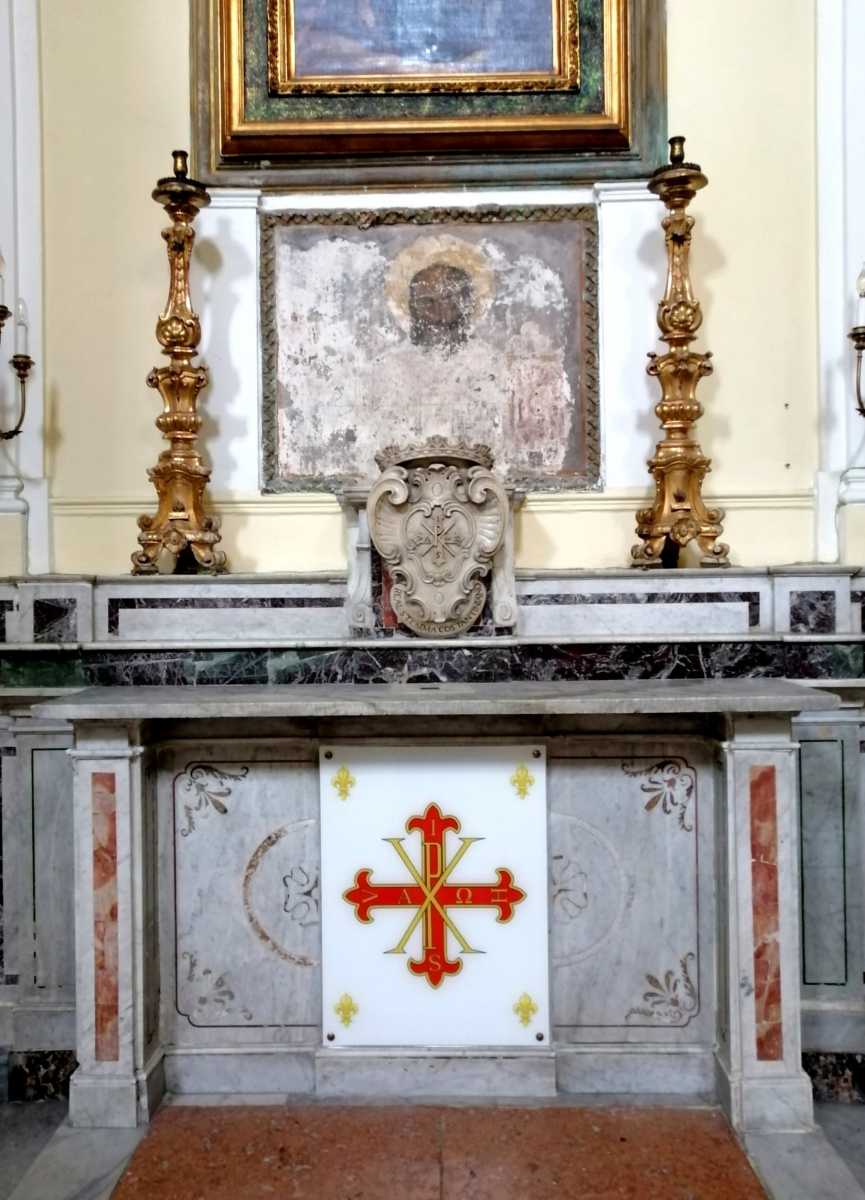 Altare laterale con la Croce Costantiniana