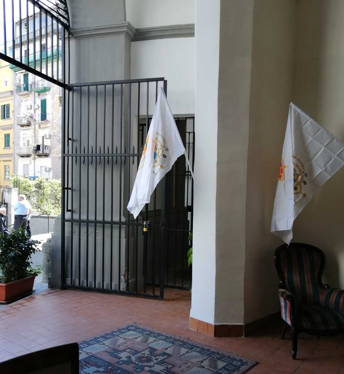 Chiesa ingresso con bandiere con la stemma dei Borbone delle Due Sicilie