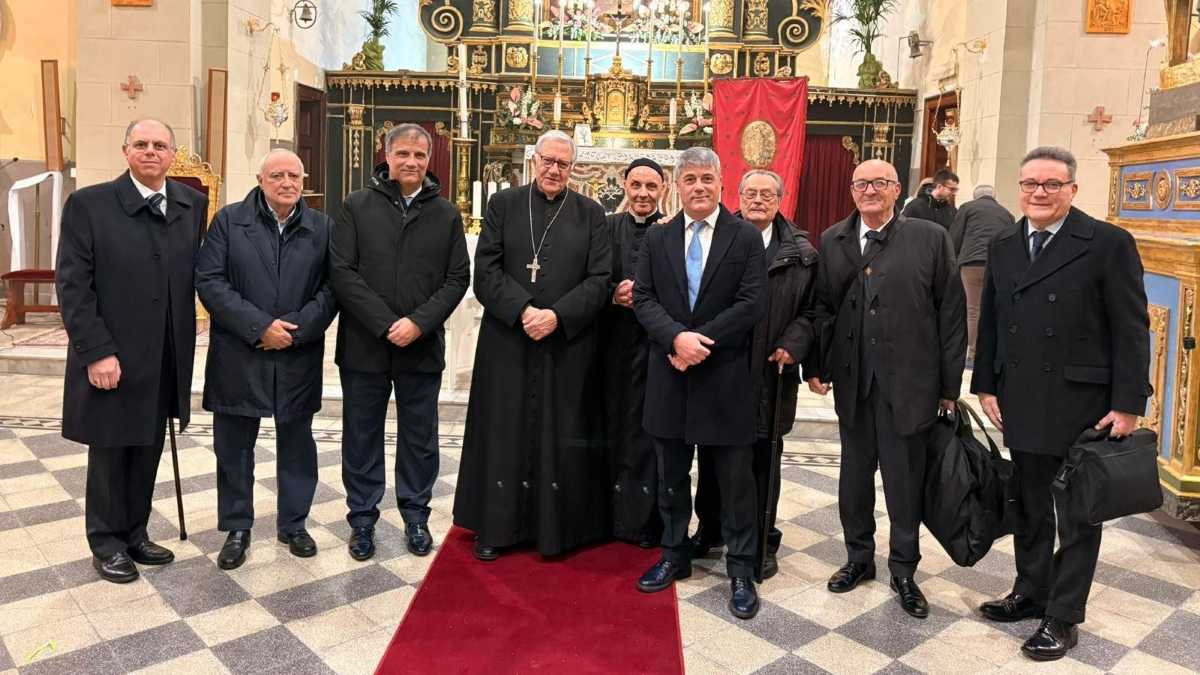 Foto di gruppo dei Cavalieri con il Vescovo