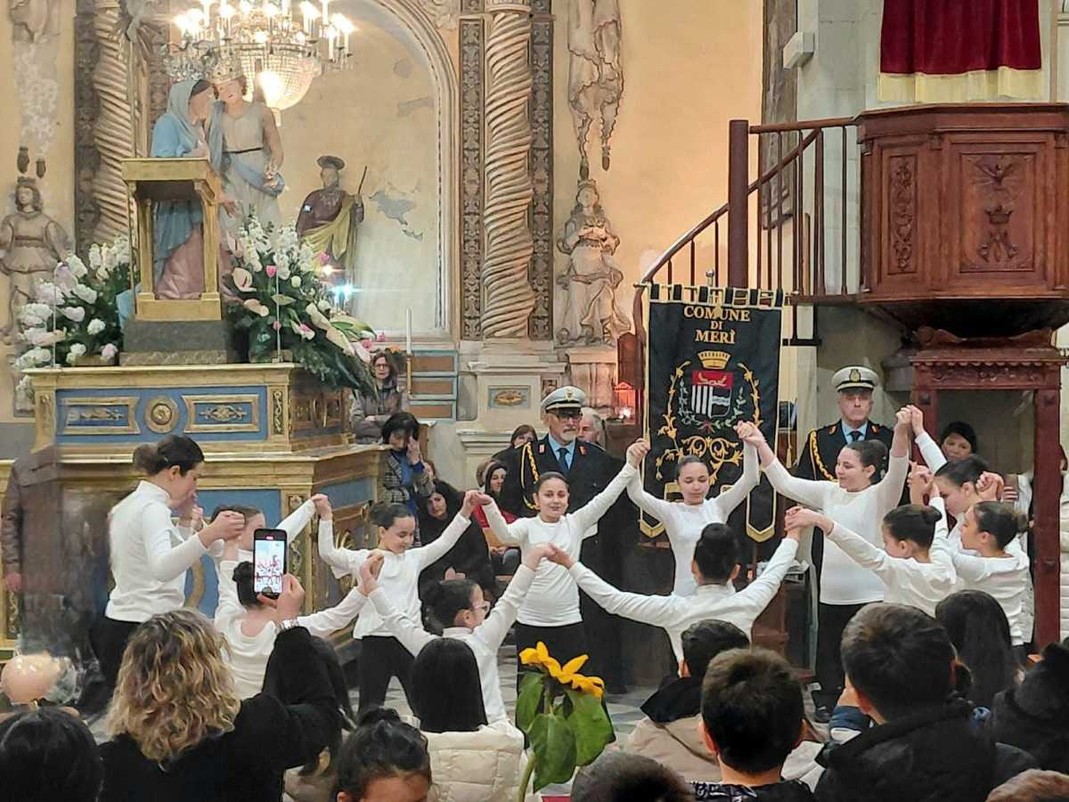 Omaggio floreale dei bambini