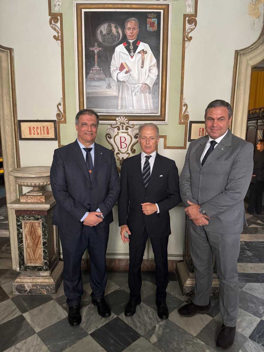 Foto di gruppo davanti al ritratto