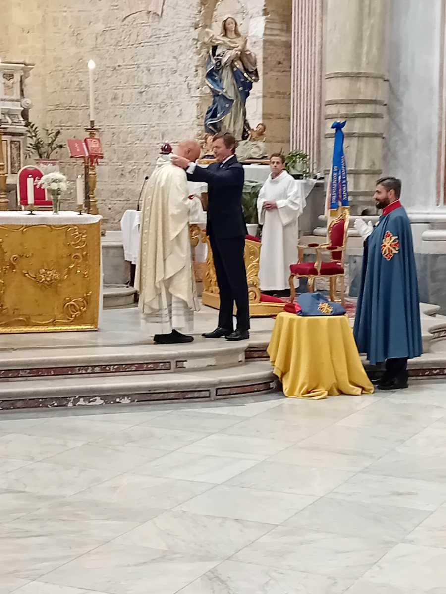 Gran Maestro consegna la decorazione al Parroco