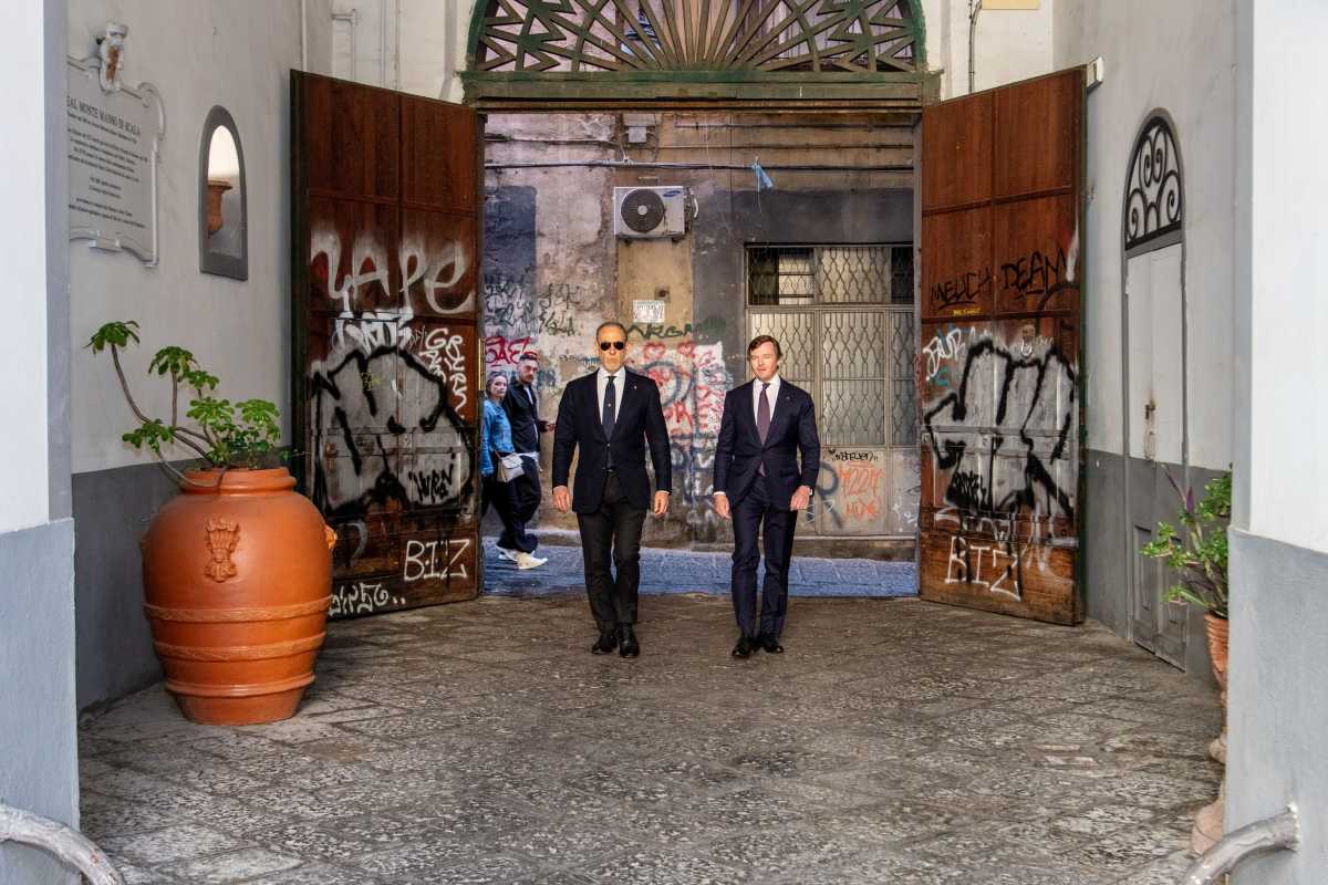 Il Gran Maestro con il Delegato entrano nella sede della Fondazione