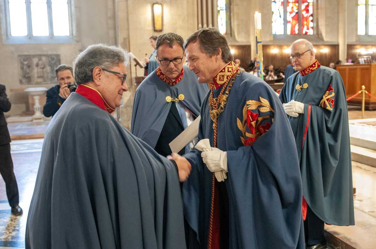 Gran Maestro consegna diploma di promozione