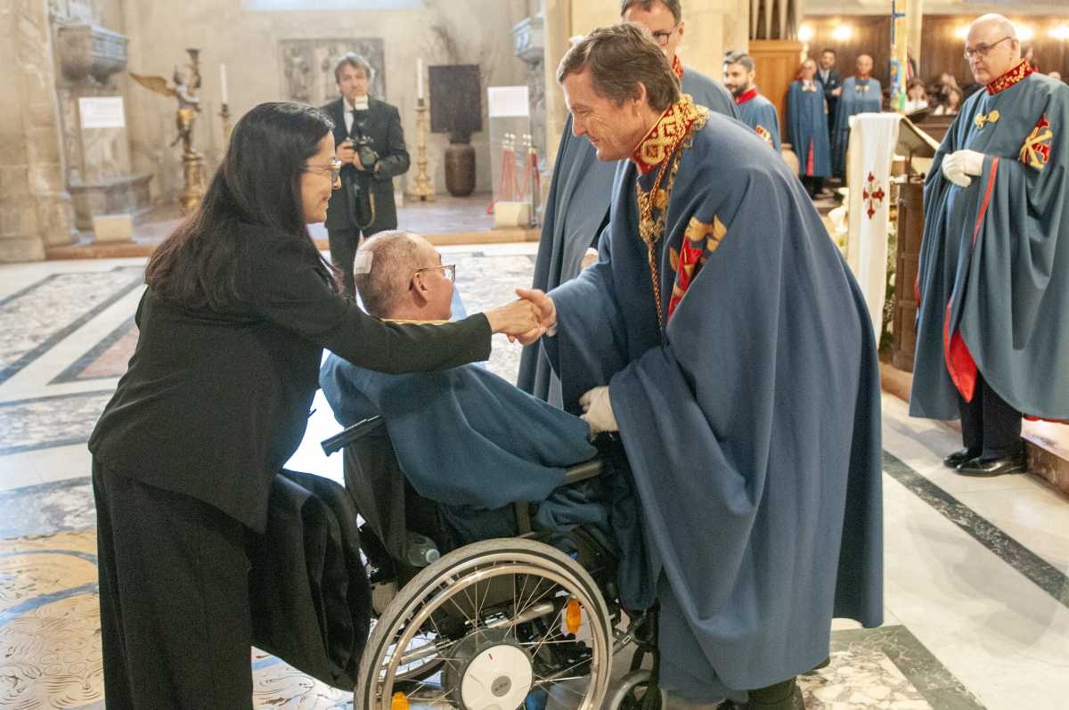 Gran Maestro consegna diploma di promozione