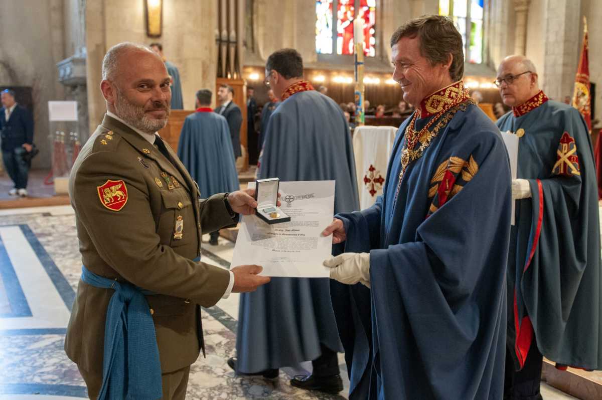 Gran Maestro consegna benemerenza