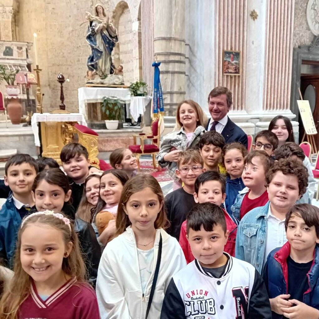 Il Gran Maestro con i bambini a San Giovanni Maggiore