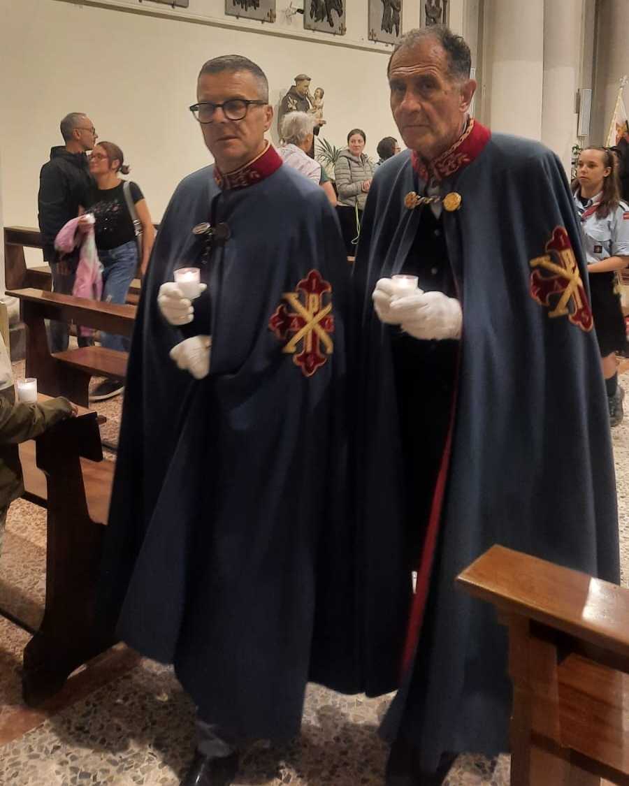 Cavalieri all'inizio Processione in chiesa