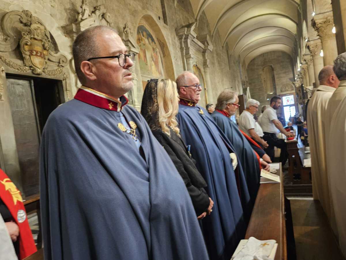 Foto di gruppo in chiesa
