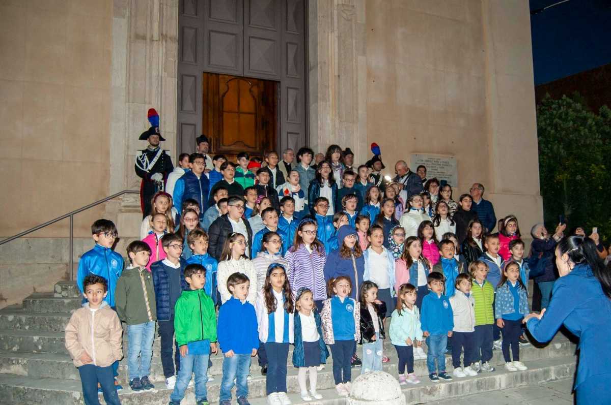 Omaggio canoro dei bambini